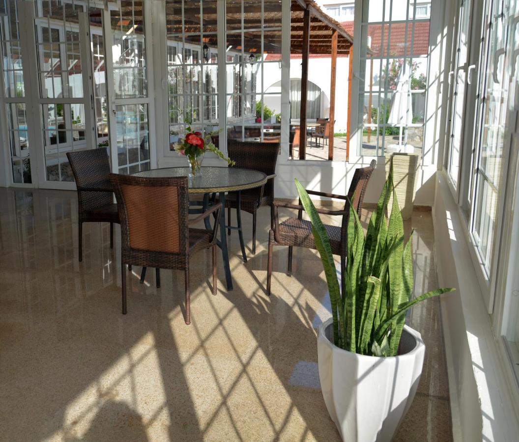 Club Lapethos Bungalow ไคริเนีย ภายนอก รูปภาพ