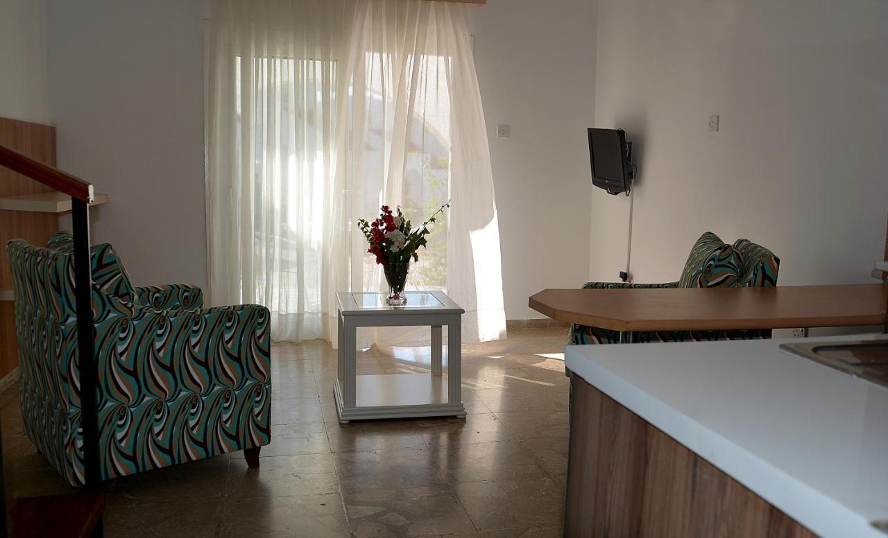 Club Lapethos Bungalow ไคริเนีย ภายนอก รูปภาพ